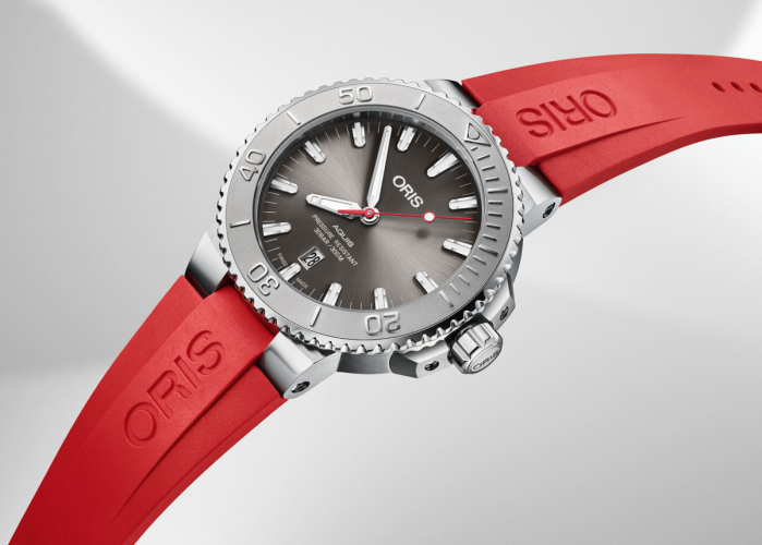 detail Oris Aquis Date Relief 01 733 7730 4153-07 4 24 66EB
