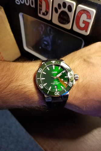 detail Oris Aquis Date 01 733 7730 4157-07 4 24 64EB