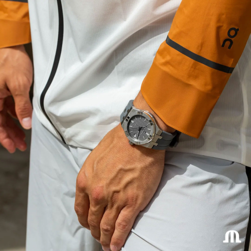 detail Maurice Lacroix Aikon Automatic 42mm AI6008-SS00F-230-A