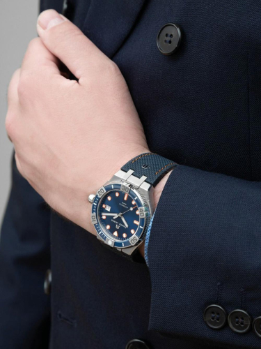 detail Maurice Lacroix Venturer 43mm Limited Edition AI6058-SS002-431-1
