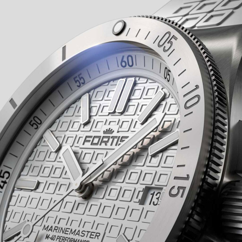 detail Fortis Marinemaster M-40 Snow White on Horizon Strap F8120009
