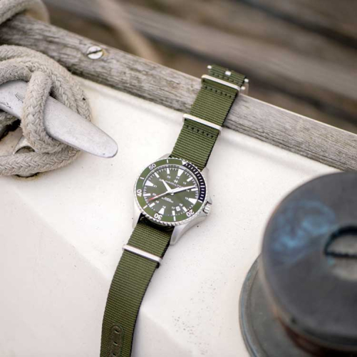 detail Hamilton Khaki Navy Scuba Auto H82375961