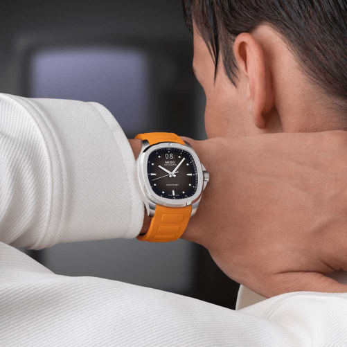 detail Mido Multifort TV Big Date M049.526.17.081.00