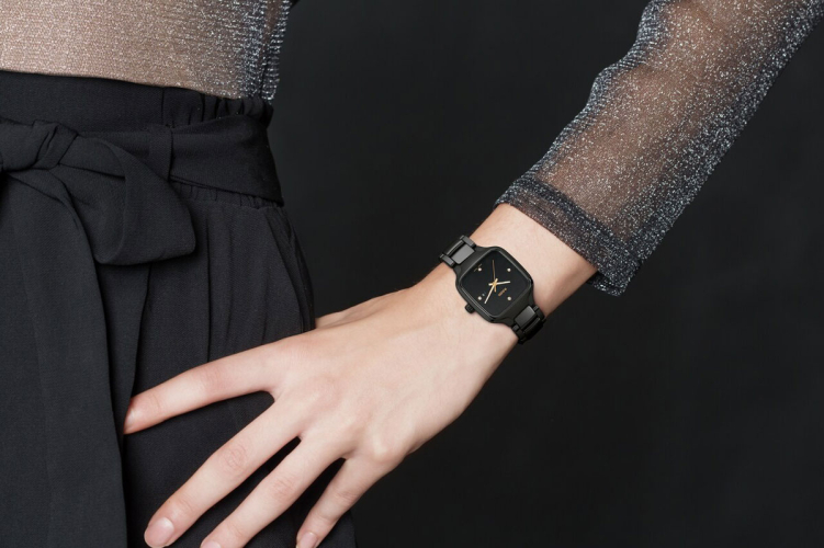 detail Rado True Square Diamonds R27080722